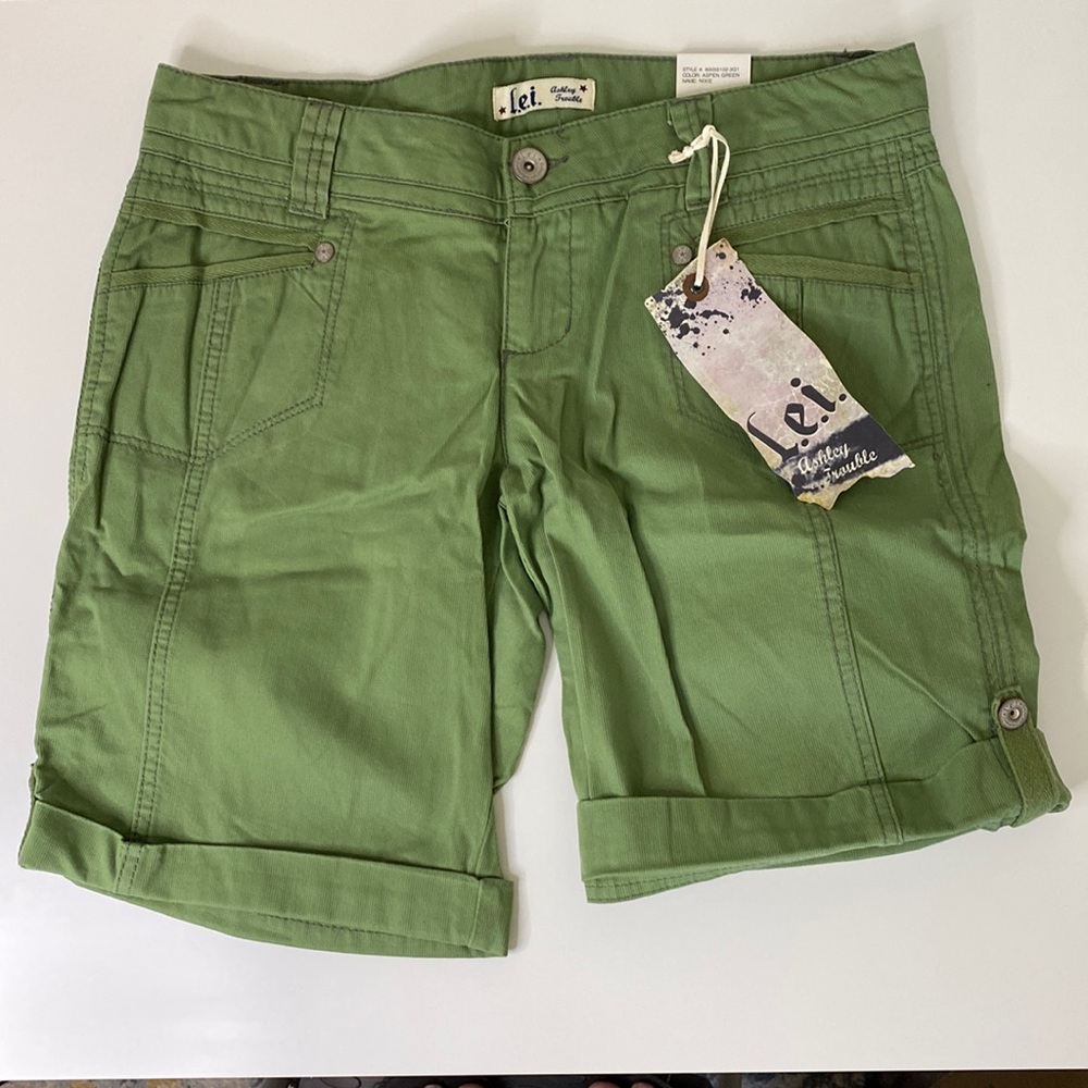 Lei Ashley Trouble Shorts in Aspen Green. Size 11